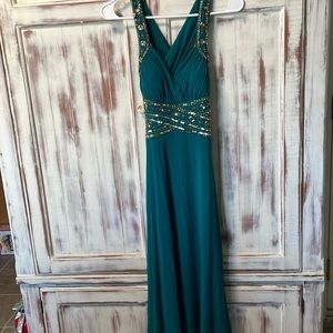 Hailey Logan By Adrianna Papell formal gown